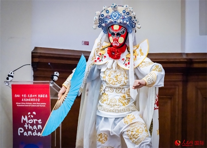 川劇絕活變臉表演。人民網(wǎng) 郭錦標(biāo)攝