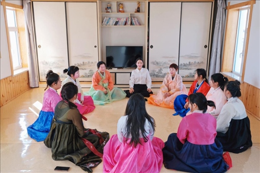 2023年6月，楊麗娜（后中）對擔(dān)任民宿管家的光東村村民們進行標(biāo)準(zhǔn)化培訓(xùn)。（新華社記者金津秀攝）