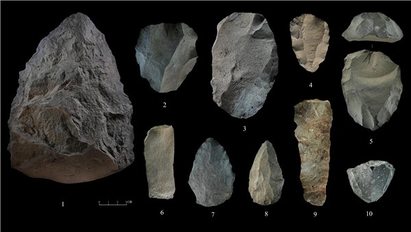 石制品 1.手斧 2、4、5.勒瓦婁哇石核（循環(huán)剝片法、優(yōu)先剝片法）3.勒瓦婁哇石葉石核 6.勒瓦婁哇石葉 7、8.勒瓦婁哇尖狀器 9.石葉 10.錐形石葉石核。中肯聯(lián)合考古隊(duì)供圖