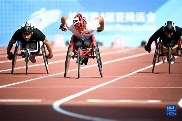 10月23日，中國選手龔文浩（左二）在杭州第4屆亞殘運會男子100米-T34決賽的比賽中。他以15秒55的成績獲得該項目銀牌。新華社記者 江漢攝