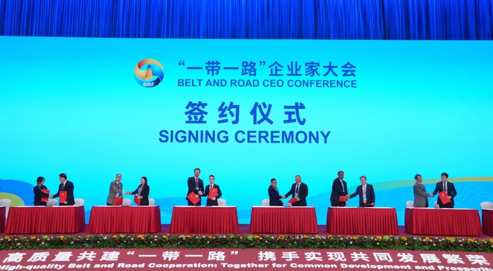 這是2023年10月17日拍攝的“一帶一路”企業(yè)家大會簽約儀式現(xiàn)場。新華社記者 王毓國 攝