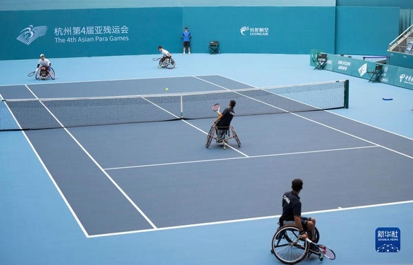 10月24日，在杭州第4屆亞殘運會輪椅網(wǎng)球男子雙打1/4決賽中，中國組合董順江/紀(jì)珍旭以0比2不敵韓國組合任浩元/韓成奉，無緣半決賽。圖為董順江（右二）/紀(jì)珍旭（右一）在比賽中。新華社記者 才揚(yáng)攝