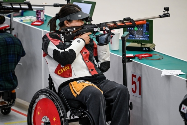 10月23日，杭州第4屆亞殘運會射擊(R2)SH1級女子10米氣步槍立射資格賽舉行。圖為中國隊選手張翠平在比賽中。圖片來源：杭州亞殘組委
