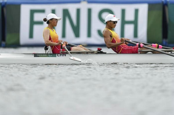 2021年8月29日，在東京殘奧會賽艇項目PR2級混合雙人雙槳決賽中，中國組合劉爽/蔣繼劍獲得銅牌。圖為劉爽（左）/蔣繼劍在比賽中。新華社記者 胡虎虎攝（資料圖）
