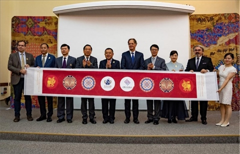 “絲路綺粲—中國絲綢藝術(shù)展”開幕式在匈牙利首都布達佩斯舉行。布達佩斯中國文化中心供圖