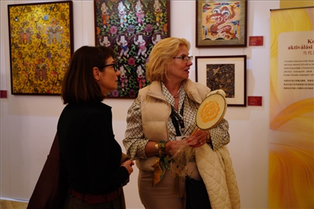 游客觀賞。布達佩斯中國文化中心供圖