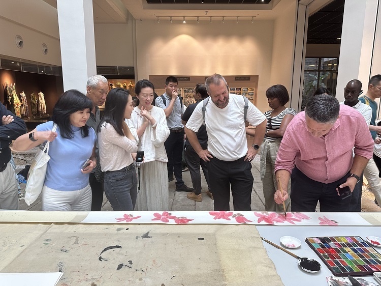 首屆國(guó)際傳播“絲路獎(jiǎng)”獲獎(jiǎng)代表等在廣州市荔灣區(qū)永慶坊參加文化交流活動(dòng)。楊爍壁、王燕攝影報(bào)道