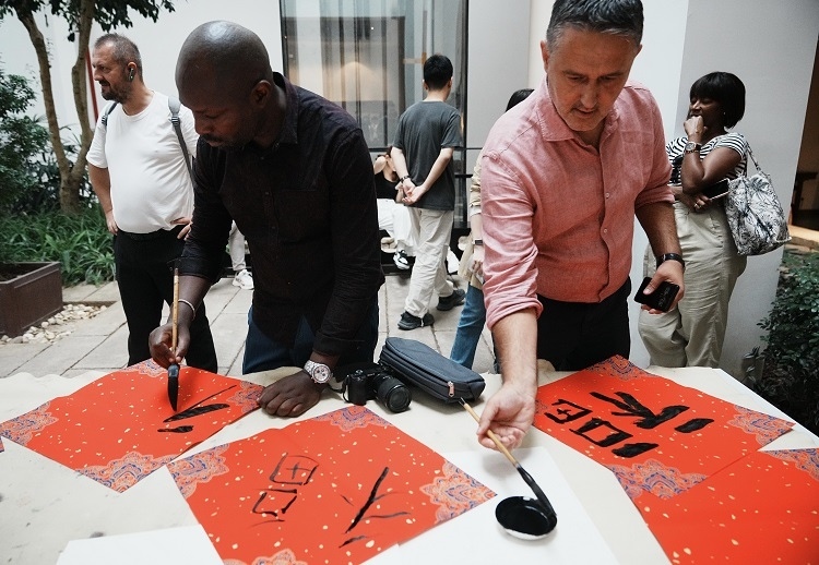 首屆國(guó)際傳播“絲路獎(jiǎng)”獲獎(jiǎng)代表等在廣州市荔灣區(qū)永慶坊參加文化交流活動(dòng)。楊爍壁、王燕攝影報(bào)道