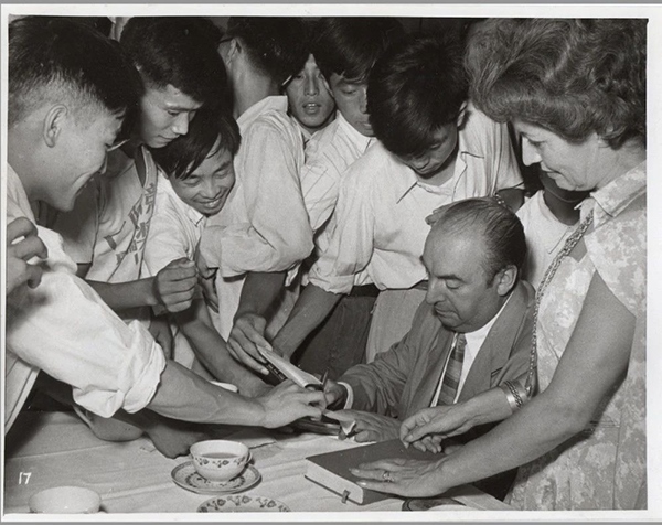 諾貝爾文學(xué)獎(jiǎng)得主巴勃羅·聶魯達(dá)與中國青年在一起（資料圖片）。中國美術(shù)館供圖