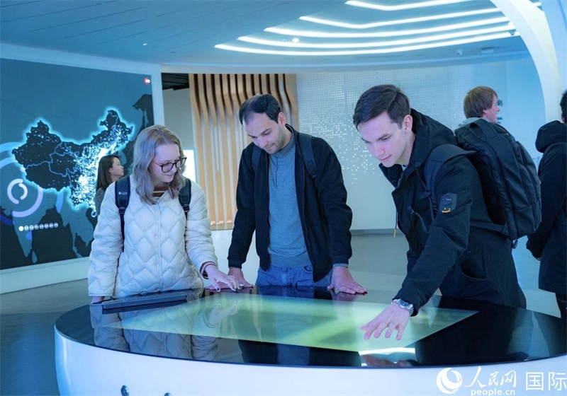 歐亞國家記者在國家大數(shù)據(jù)（貴州）綜合試驗區(qū)交流體驗中心參觀。人民網(wǎng) 陽茜攝