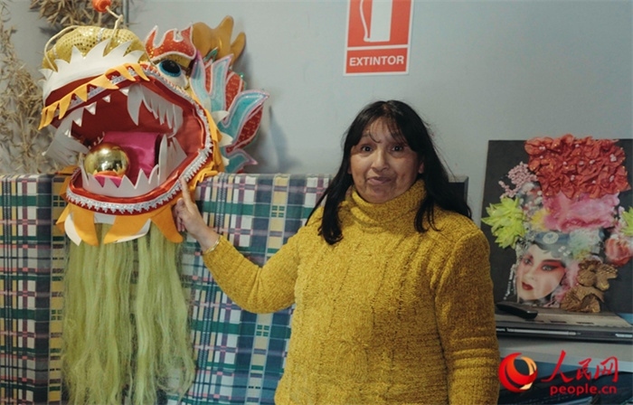 “熊貓閱覽室”一角。盧漢·梅洛為記者展示大使館贈送的龍頭。人民網(wǎng)記者 張若涵攝