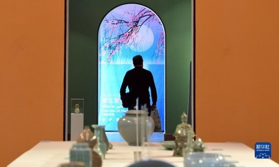 10月30日，人們?cè)谝晾实潞谔m伊朗國(guó)家藝術(shù)科學(xué)院觀看展出的展品。新華社記者 沙達(dá)提 攝