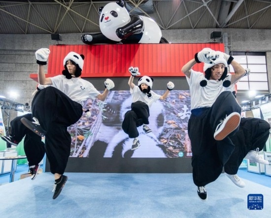  10月29日，街舞隊在日本大阪國際會展中心中國館表演街舞。新華社發(fā)（中國駐大阪旅游辦事處供圖）