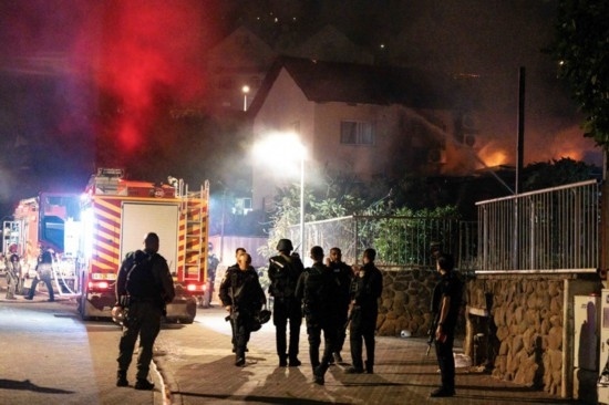  10月29日，在以色列北部城市謝莫納，以軍士兵和急救人員在一處被火箭彈擊中的現(xiàn)場(chǎng)執(zhí)勤。新華社發(fā)（阿亞爾·馬爾戈林?jǐn)z/基尼圖片社）