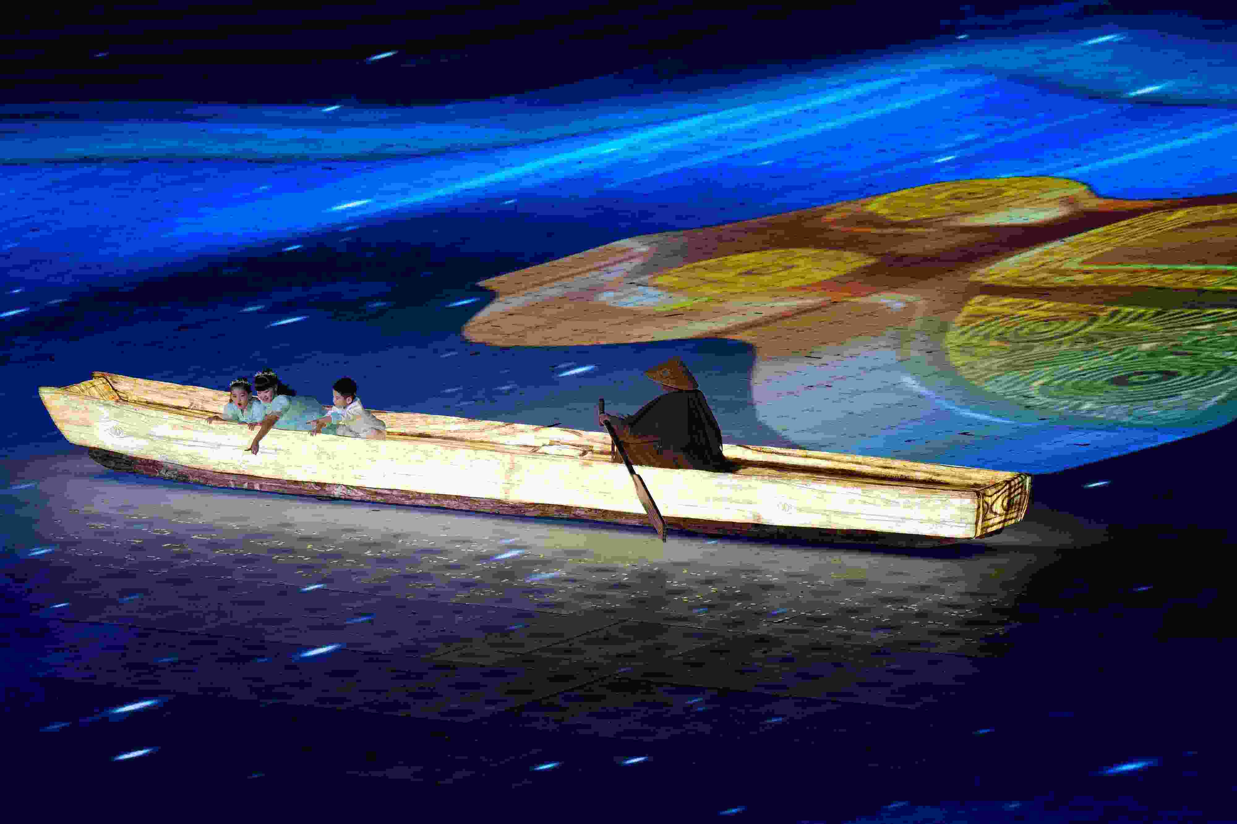 △2023年10月28日，杭州亞殘運(yùn)會閉幕式上的“中華第一舟”。