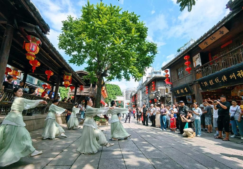 國慶節(jié)期間，福州市三坊七巷歷史文化街區(qū)上演《尋夢閩都》快閃。新華社發(fā)