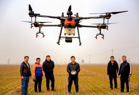 2019年2月25日，無人機(jī)教員（右三）在河北省衡水市冀州區(qū)徐莊鄉(xiāng)北榆林村為村民做植保無人機(jī)飛行操作技能培訓(xùn)。新華社記者 李曉果 攝