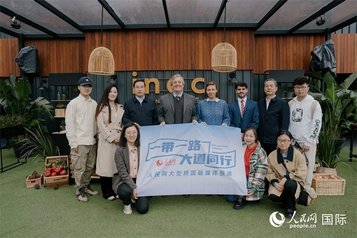 在烏拉圭第118屆普拉多牧農(nóng)業(yè)國(guó)際博覽會(huì)上，烏拉圭國(guó)家肉類協(xié)會(huì)主席與人民網(wǎng)記者合影。人民網(wǎng)記者 張若涵攝