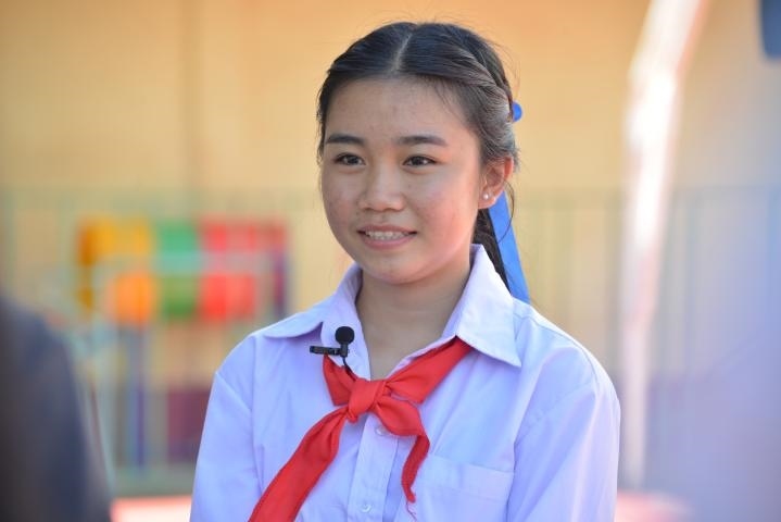 蓬批灣結(jié)束中國之行返回老撾后接受記者采訪。