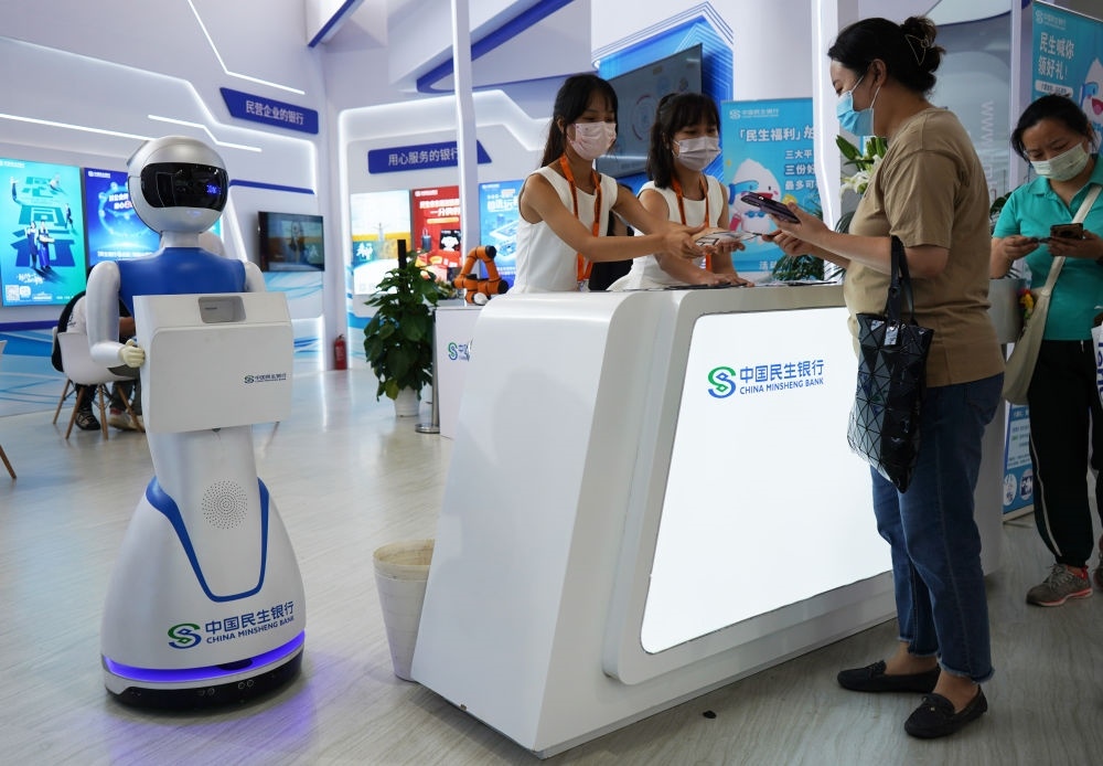 2022年9月4日，在服貿(mào)會(huì)首鋼園區(qū)金融服務(wù)專(zhuān)題展上，參觀者在中國(guó)民生銀行展臺(tái)咨詢(xún)金融業(yè)務(wù)。新華社記者 金皓原 攝