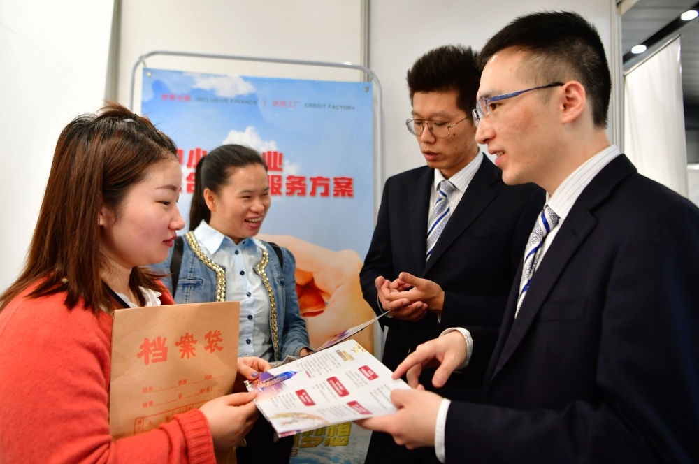 2019年5月9日，兩名鞋業(yè)公司的工作人員（左一和左二）向銀行工作人員咨詢(xún)中小微企業(yè)金融服務(wù)方案細(xì)則。當(dāng)日，福建自貿(mào)區(qū)福州片區(qū)稅企銀三方對(duì)接會(huì)在馬尾基金小鎮(zhèn)舉辦，來(lái)自傳統(tǒng)制造業(yè)、物聯(lián)網(wǎng)和電子商務(wù)等行業(yè)的企業(yè)代表參加對(duì)接會(huì)。新華社記者 魏培全 攝