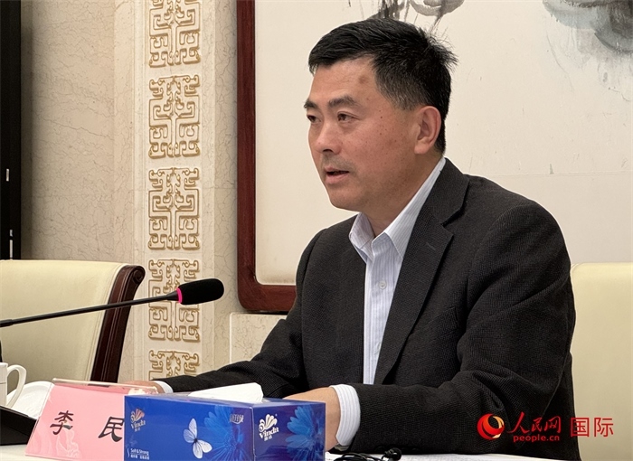 10月31日，歐美同學(xué)會秘書長李民在第五屆中法文化論壇媒體吹風(fēng)會上講話。（人民網(wǎng) 謝瑩攝）