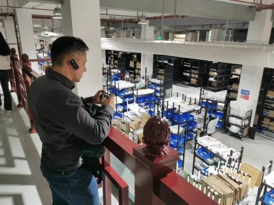 2023“一帶一路”媒體合作論壇聯(lián)合采訪團團員在仁和醫(yī)藥物流園拍攝記錄轉(zhuǎn)運流程。（本報記者 黃超攝）