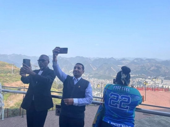 外媒記者在天釀景區(qū)拍照留念。本報(bào)記者葉子攝