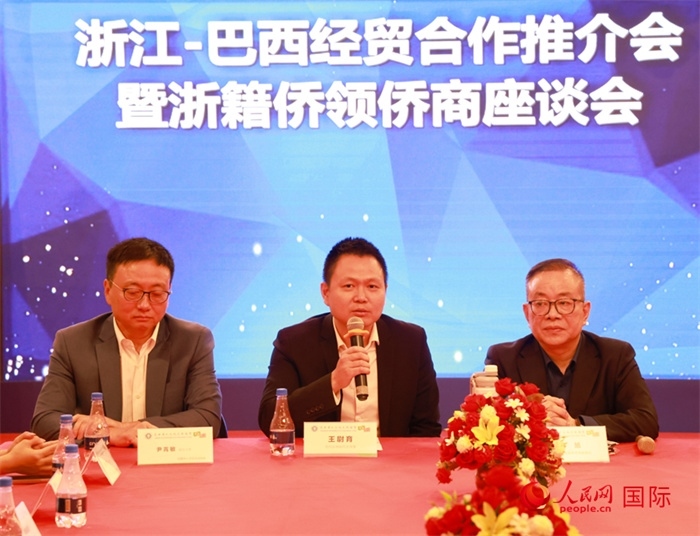 中國駐里約代總領事王尉育（中）在活動中致辭。人民網(wǎng)記者 陳海琪攝