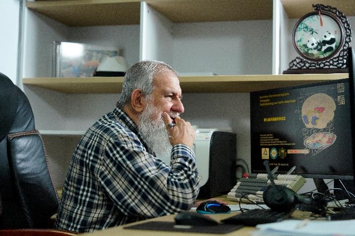 10月31日，古巴科學(xué)家裴德樂(lè)在電子科技大學(xué)做科研。