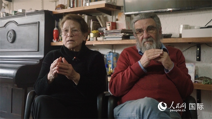 艾麗西亞·奧夫雷貢（左）和馬里奧·帕佐斯接受人民網(wǎng)專訪。人民網(wǎng)記者 張若涵攝