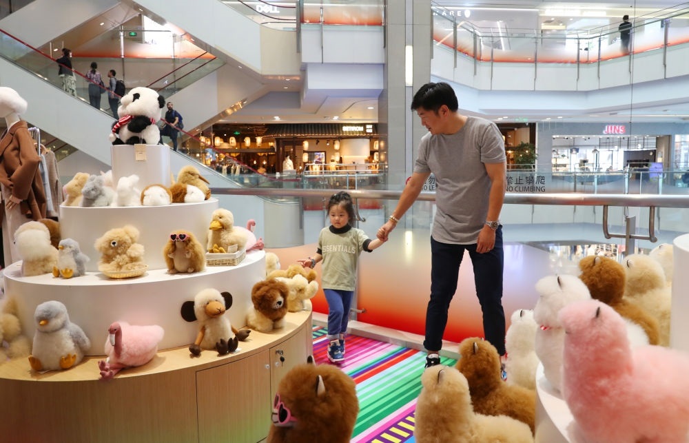 2023年11月2日，顧客在溫暖駝品牌專柜內選購。連續(xù)六年參加進博會的秘魯羊駝制品品牌溫暖駝在上海市中心商場開設了專柜。新華社記者 方喆 攝