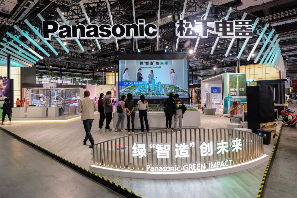 2023年11月2日，工作人員在進博會松下電器展位做準備工作。新華社記者 辛夢晨 攝
