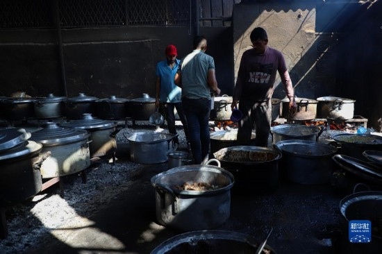 11月3日，在加沙地帶南部城市拉法，人們在煤氣中斷后用柴火做飯。新華社發(fā)（里澤克·阿卜杜勒賈瓦德攝）