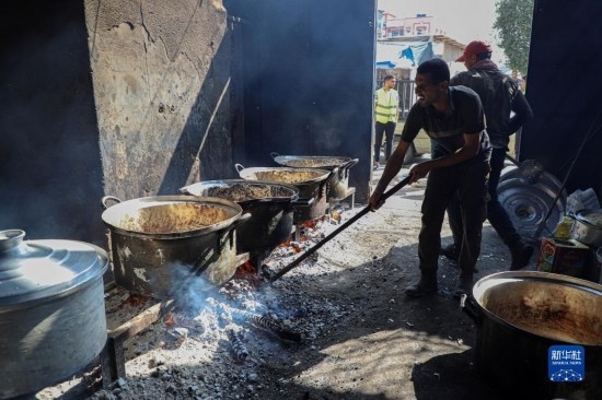 11月3日，在加沙地帶南部城市拉法，人們在煤氣中斷后用柴火做飯。新華社發(fā)（里澤克·阿卜杜勒賈瓦德攝）