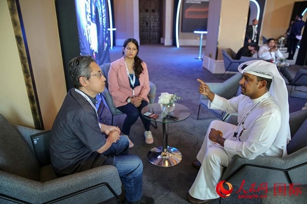 人民網(wǎng)記者采訪迪拜創(chuàng)新企業(yè)家索萊曼·里法伊（右一），索萊曼表示期待加強(qiáng)與中方合作。人民網(wǎng) 塔里克·易卜拉欣 攝