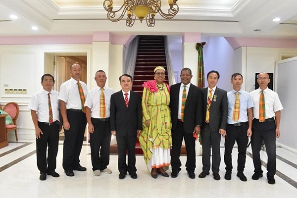 多米尼克總統(tǒng)伯頓和駐多米尼克大使林先江與中國農(nóng)業(yè)技術(shù)專家組合影。中國駐多米尼克大使館供圖