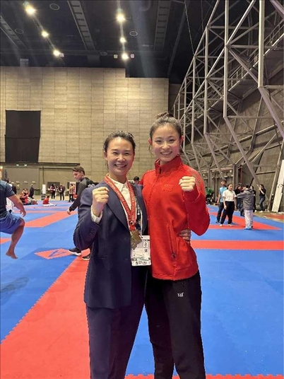 教練李紅（左）與龔莉（右）在2023年匈牙利布達(dá)佩斯世界空手道錦標(biāo)賽上合影。受訪者供圖