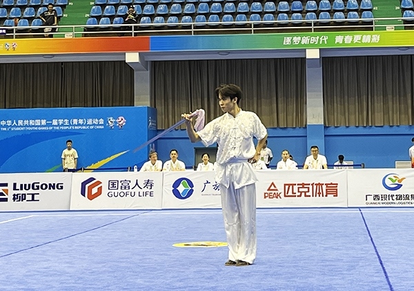 11月6日，第一屆全國學(xué)生（青年）運(yùn)動(dòng)會(huì)武術(shù)套路（大學(xué)組）男子自選劍術(shù)比賽中。人民網(wǎng)記者 歐興榮攝