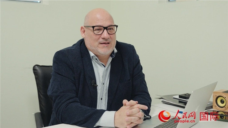 烏拉圭《共和國(guó)報(bào)》總編輯胡安·布蘭卡接受人民網(wǎng)專訪。人民網(wǎng)記者 張若涵攝