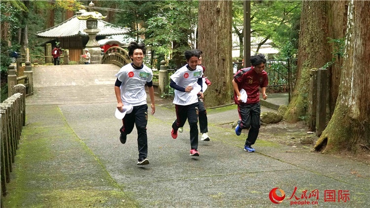 中日青少年在百年古剎里奔跑，揮灑青春的汗水。人民網(wǎng) 蔣曉辰攝
