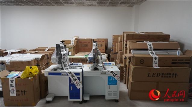 查封的假冒品牌燈具等。人民網(wǎng) 肖聰聰 攝