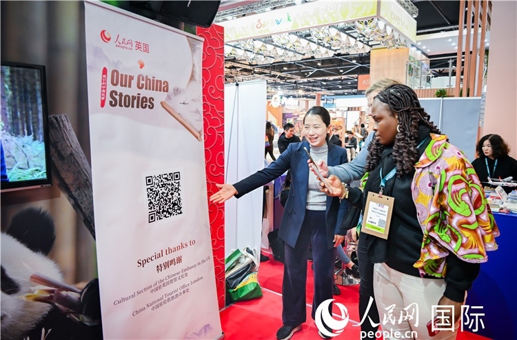 觀眾掃碼《我們的中國故事》系列視頻。人民網 郭錦標攝