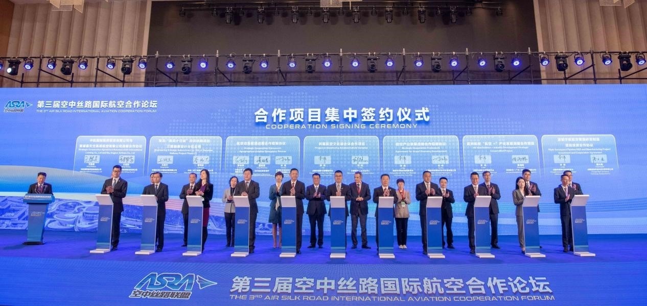 圖為7個國內(nèi)外合作項目現(xiàn)場簽約。人民網(wǎng)記者 唐宋攝