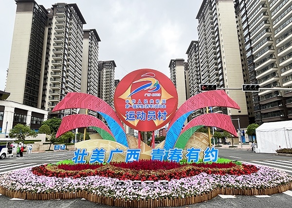 運(yùn)動(dòng)員村入口處標(biāo)識(shí)標(biāo)牌成為極受歡迎的打卡點(diǎn)。人民網(wǎng)記者 歐興榮攝