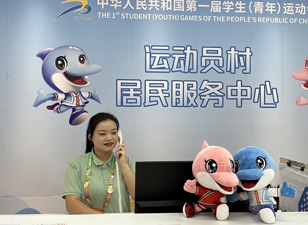 朱珊妮在接聽住宿服務(wù)中心的熱線電話。人民網(wǎng)記者 歐興榮攝