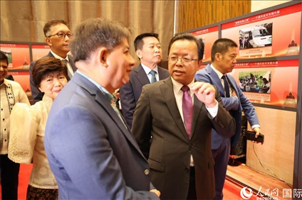 論壇期間配套舉行“‘?dāng)[脫貧困之路’——寧德扶貧開發(fā)圖片展”。人民網(wǎng)記者樊帆 攝