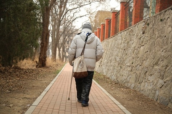 鐘萬勰院士在大連理工大學(xué)校園里。周學(xué)飛攝