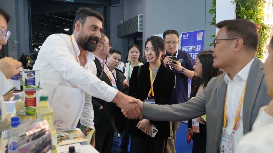 第六屆進博會上，國內(nèi)一家超市行業(yè)的客商與來自美國佐治亞州的企業(yè)展商達成初步合作意向。