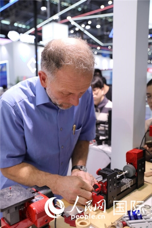 第25屆中國(guó)國(guó)際高新技術(shù)成果交易會(huì)15日在深圳開(kāi)幕，圖為展商現(xiàn)場(chǎng)演示精密加工工具。人民網(wǎng)記者 魯揚(yáng)攝